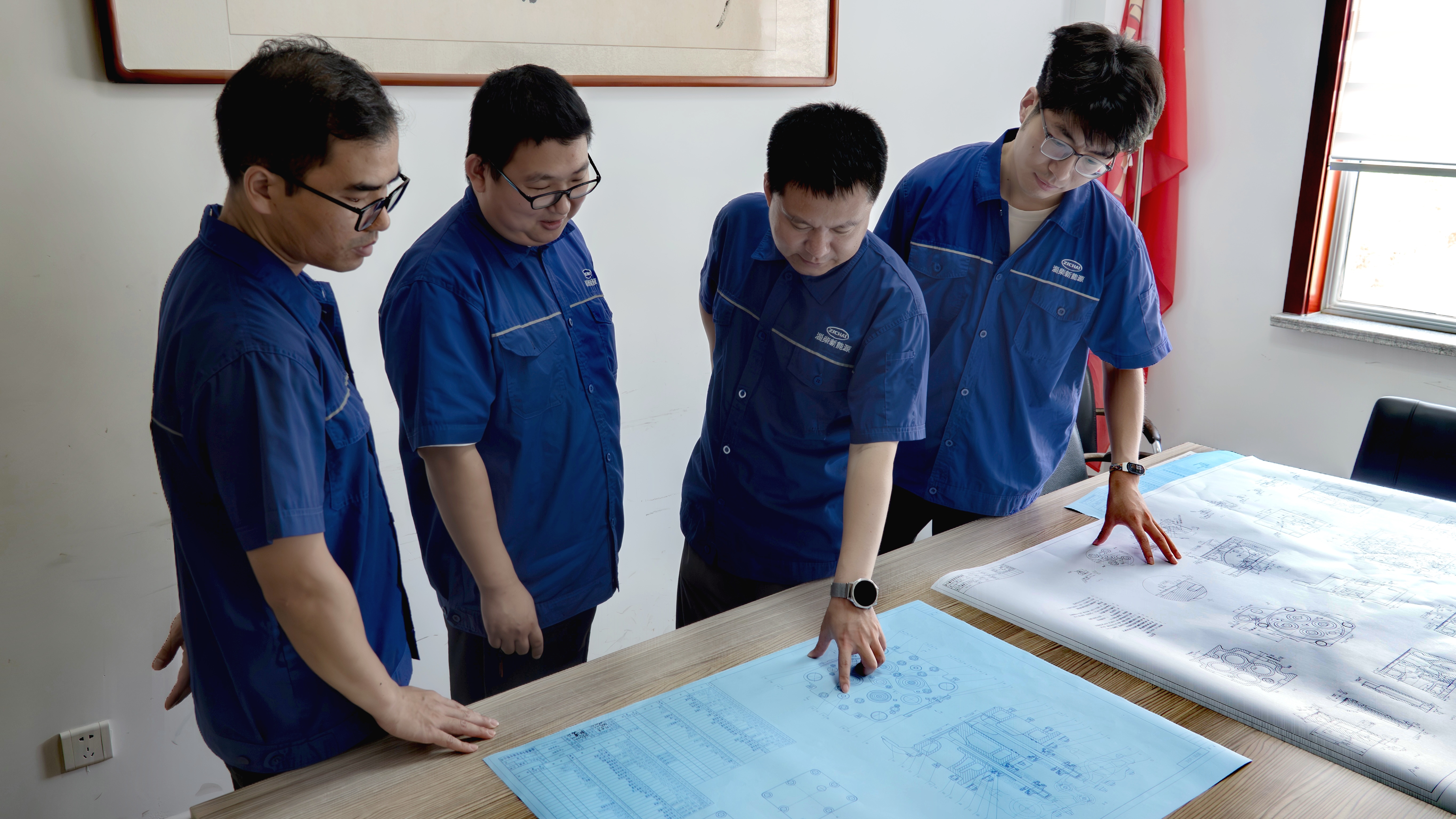 淄柴公司热动技术研究所“燃动引擎”青年突击队成员陈茂松、牛振国、刘瑾等人就气缸盖水腔隔板布置进行讨论.jpg 淄柴公司热动技术研究所“燃动引擎”青年突击队成员陈茂松、牛振国、刘瑾等人就气缸盖水腔隔板布置进行讨论.jpg