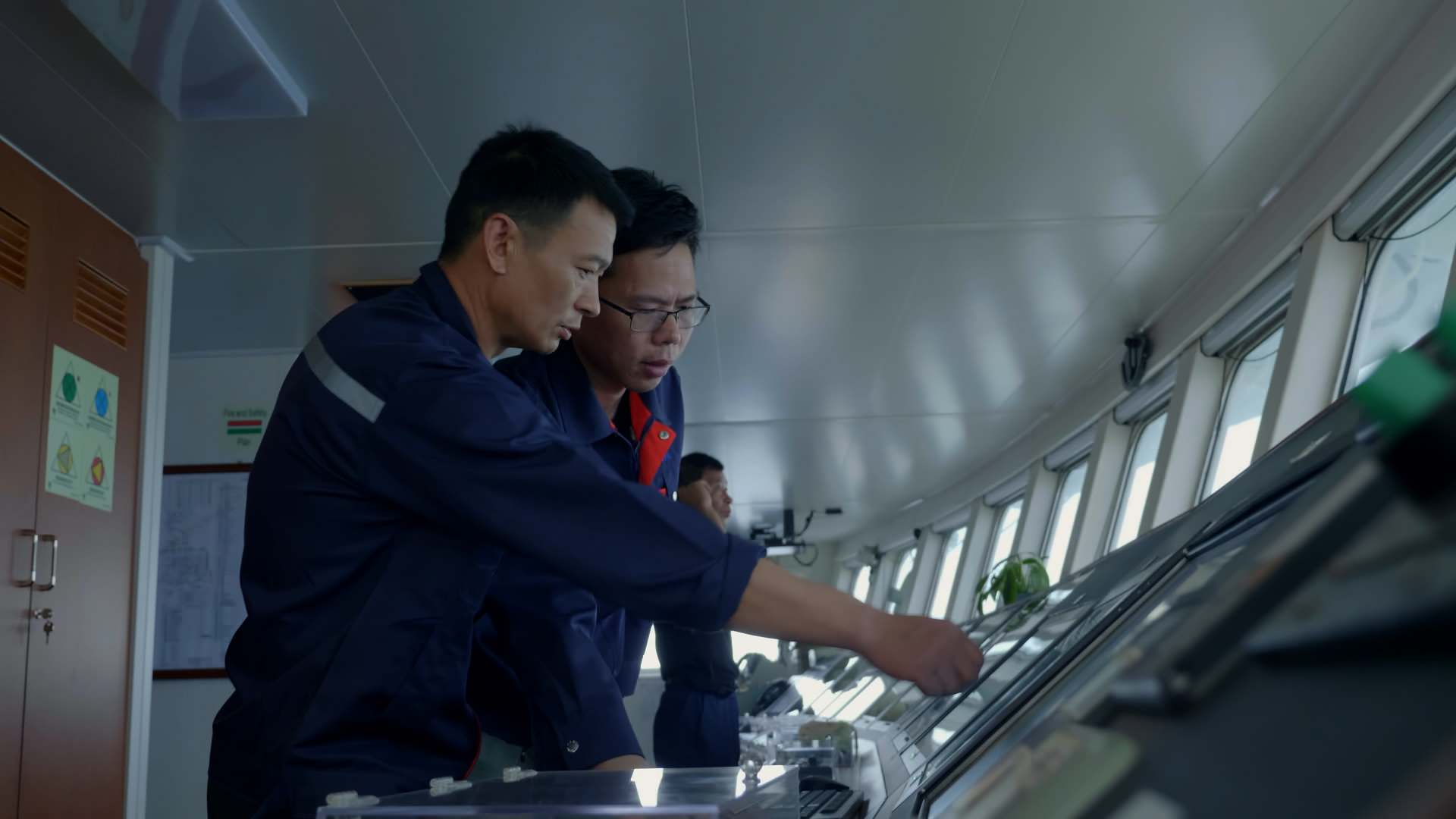 中水渔业围网项目管理团队负责人谢程兰在“中太6”号渔船一线工作.jpg 中水渔业围网项目管理团队负责人谢程兰在“中太6”号渔船一线工作.jpg